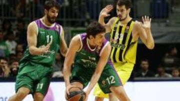 Carlos Suárez y Dani Díez ante Kalinic.