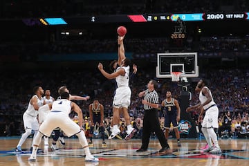 Omari Spellman y Isaiah Livers en el salto inicial. 