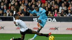 Valencia's Spanish defender #03 Cristhian Mosquera vies with Athletic Bilbao's Spanish forward #11 Nico Williams during the Spanish League football match between Valencia CF and Athletic Club Bilbao at the Mestalla stadium in Valencia on January 20, 2024. (Photo by JOSE JORDAN / AFP)