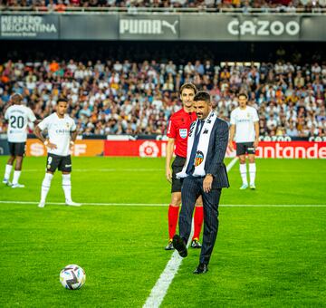 Saque de honor de David Villa.