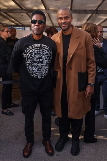 El actor estadounidense Chris Rock y el exjugador de baloncesto francés Tony Parker en el desfile.