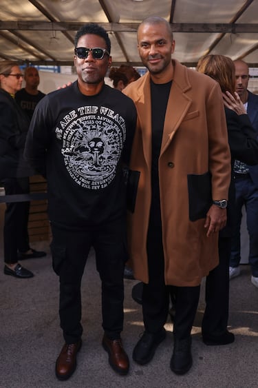El actor estadounidense Chris Rock y el exjugador de baloncesto francés Tony Parker en el desfile.