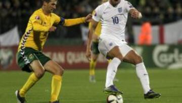 LIT01. VILNA (LITUANIA), 12/10/2015.- El jugador Mindaugas Panka (i) de Lituania disputa el balón con Harry Kane (d) de Inglaterra hoy, lunes 12 de octubre de 2015, durante un partido clasificatorio de la Eurocopa UEFA 2016 que se disputa en Vilna (Lituania). EFE/VALDA KALNINA