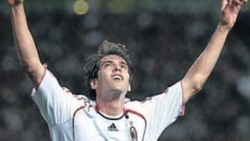 <b>BWIN REPETIRÍA EN LA FUTURA CAMISETA BLANCA DE KAKÁ. </b>La imagen de Kaká celebrando en Old Trafford uno de sus dos golazos al Manchester en la noche mágica del máximo goleador de la Champions 2007, se podría repetir en sus matices estéticos. Si acaba en el Bernabéu, aparte de repetir el blanco de la camiseta, coincidirá con el patrocinador de la misma. Bwin también esponsorizará desde ahora al Real Madrid.