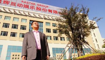 Chen Yansheng, posando para AS ante la sede central de Rastar, en Shantou (China).