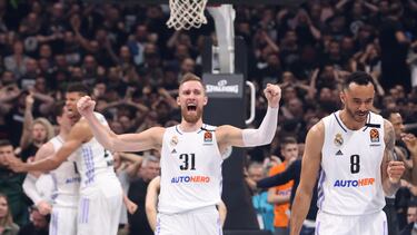Dzanan Musa y Adam Hanga, en primer término, y Walter Tavares, detrás, celebran la victoria sobre el Partizán en Belgrado.