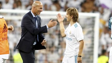 Zidane saluda a Modric.