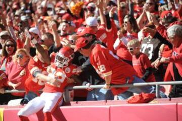Dexter McCluster, el receptor de Kansas City Chiefs celebra con sus seguidores un touchdown contra Cleveland Browns.
