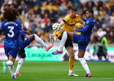 Strand Larsen fue uno de los más participativos de los Wolves en la primera parte. Aquí lucha el esférico con Lewis Colwill y después le pide a la gente que se prenda y apoye.