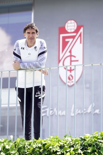 Karanka posa para AS en la Ciudad Deportiva del Granada.