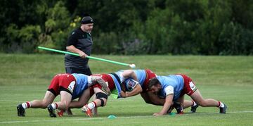 Los equipos británicos de rugby obtuvieron el permiso para regresar a los entrenamientos tras el parón por la pandemia. A pesar de ser un deporte en el que el contacto es inevitable, sí se han tomado medidas restrictivas.
En la imagen, Matt Ferguson, técnico del Northampton, instruye en una melé desde la distancia con un palo.