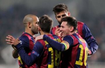 Lionel Messi celebra con sus compañeros de equipo Jordi después de anotar durante el partido de fútbol de la UEFA Champions League