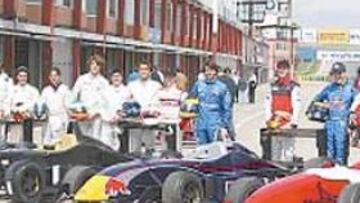<b>FOTO DE FAMILIA. </b>Los pilotos de la F-3, ayer en el Jarama.