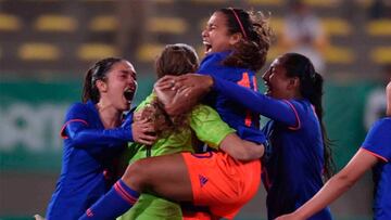 Leicy Santos y Natalia celebra con el equipo