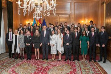 La Princesa de Asturias, Leonor de Borbón; El Rey Felipe VI; la Reina Letizia; y la infanta Doña Sofía, junto a los a los ganadores de los premios Fin de Carrera 2021 de la Universidad de Oviedo, en la audiencia de los Reyes.