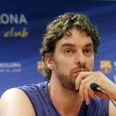 "Bienvenido de nuevo": Pau llega al Barça y las redes explotan