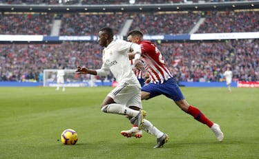 El árbitro Estrada Fernández y el VAR decidieron que la jugada entre el jugador rojiblanco Giménez y el jugador del Madrid Vinicius era penalti.