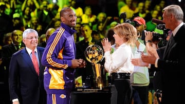 LOS ANGELES, CA - OCTOBER 27: Kobe Bryant #24 of the Los Angeles Lakers receives his championship ring from Executive Vice President of Business Operations Jeanie Buss before the season opening game against the Los Angeles Clippers at Staples Center on October 27, 2009 in Los Angeles, California. NOTE TO USER: User expressly acknowledges and agrees that, by downloading and or using this photograph, User is consenting to the terms and conditions of the Getty Images License Agreement. Mandatory Copyright Notice: Copyright 2009 NBAE   Kevork Djansezian/Getty Images/AFP
 == FOR NEWSPAPERS, INTERNET, TELCOS &amp; TELEVISION USE ONLY ==
 