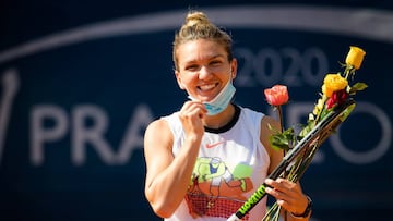 Halep, con el trofeo del torneo de Praga.