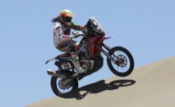 La piloto española Laia Sanz del equipo HRC en acción durante la sexta etapa del rally Dakar 2015 entre Antofagasta e Iquique, Chile, hoy, 9 de enero de 2015. El Dakar 2015 tiene lugar entre el 3 y el 17 de enero y se disputa en Argentina, Chile y Bolivia.