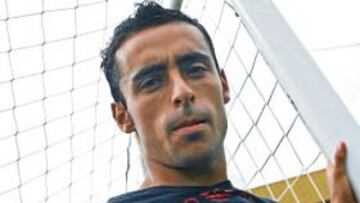 <b>DESEADO. </b>Diego Castro, posando en una de las porterías de los campos de Mareo.
