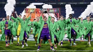 Los jugadores del Go Ahead Eagles celebrando la copa con las batas verdes puestas.