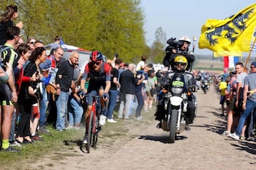 Van Baarle, en solitario en cabeza de carrera