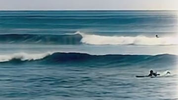 Surfista con olas en Waikiki Beach, Hawái, el 3 de agosto del 1906.