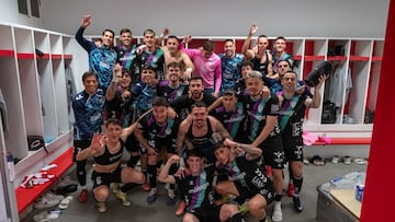 La plantilla del Málaga, en el vestuario de Los Cármenes.