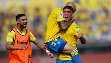 Debut y gol. Así fue el primer partido de joven central de Las Palmas. Un pase perfecto que él supo transformar en un tanto que no olvidará.