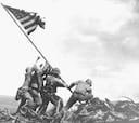 La historia de la foto más icónica de la Segunda Guerra Mundial con la bandera de EEUU en Iwo Jima: “No fue posada”