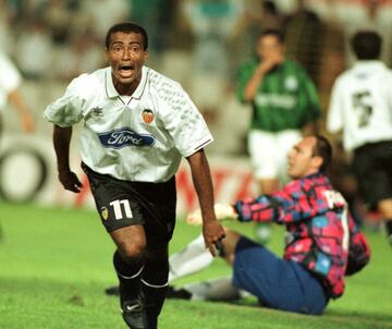 Defendió la camiseta del Valencia las temporadas 96/97 y 97/98