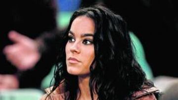 <b>¡Viva esa bética pensativa!</b> Y ese escotito con el frío que hacía ayer en Sevilla, que más que Sevilla parecía Benasque. ¿Por qué tan pensativa con el Betis ganando por 3-0? Pues normal: se preguntaba por qué no resuelven siempre así sus partidos. ¿Será que a Memeth, Emaná y tal les va el frío? ¡Mande neveras, don Manué!