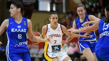 La alero de la selección española Alba Torrens (2i) controla el balón entre las jugadoras griegas durante el partido amistoso de baloncesto que los combinados nacionales de España y Grecia disputan hoy viernes en Inca, Mallorca.