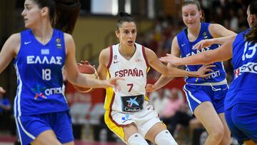 La alero de la selección española Alba Torrens controla el balón entre las jugadoras griegas durante el partido amistoso de baloncesto que los combinados nacionales de España y Grecia disputan hoy viernes en Inca, Mallorca.