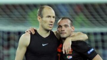 Los holandeses Wesley Sneijder (d) y Arjen Robben (i) tras el partido Portugal-Holanda, del grupo B de la Eurocopa 2012, en el estadio Metalist de Kharviv (Ucrania) hoy, domingo 17 de junio de 2012.