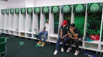 Jugadores del Chapecoense que no viajaron convocados lloran a las v¨ªctimas de la tragedia.
