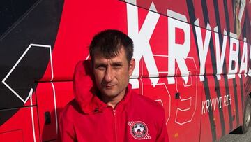 Maksym Tereshchenko, posa delante del autob&uacute;s de su equipo en Ucrania.