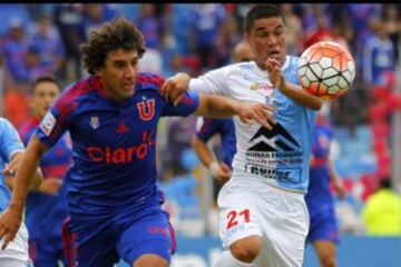 El jugador de Universidad de Chile Matias Corujo, centro, disputa el baln con Luis Cabrera de Antofagasta durante el partido de primera division disputado en el estadio Bicentenario Calvo y Bascunan de Antofagasta, Chile.
