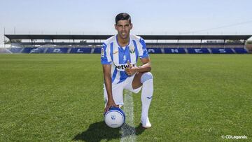 Juanfran, presentado con el Legan&eacute;s.