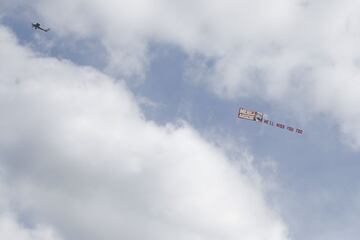 Un avión lleva una pancarta  del entrenador francés del Arsenal Wenger.