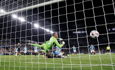 0-1. Peina Joselu un córner y Jude Bellingham entra con todo en el área pequeña para rematar de cabeza y superar a Iván Villar.