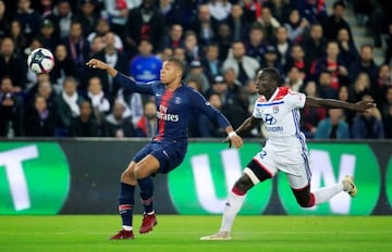 Ferland Mendy presiona a Mbapp&eacute; en un partido de la Ligue 1 entre el PSG y el Lyon esta temporada.