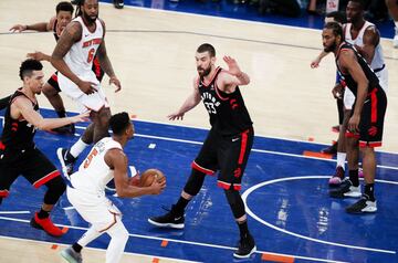 El español ha debutado con su nuevo equipo ante los Knicks con una victoria trabajada (99-104). Firmó 7 puntos y 6 rebotes en 18 minutos pero fue suplente por primera vez desde su temporada de debut.