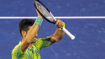 El serbio Novak Djokovic en su partido contra el holandés Tallon Griekspoor durante su partido de tenis individual masculino del Dubai Duty Free Tennis Championship en Dubai, Emiratos Árabes Unidos el 01 de marzo de 2023.