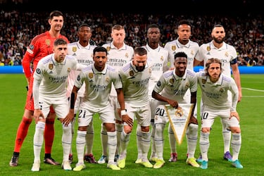 Once inicial del Real Madrid. De pie: Courtois, Alaba, Kroos, Camavinga, Militão y Benzema. Agachados: Valverde, Rodrygo, Carvajal, Vinicius y Modric.
