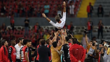 Jugadores del Atlas despiden a Diego Cocca de la dirección técnica.