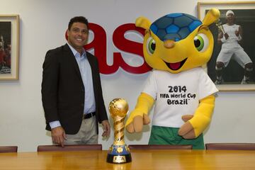 Ronaldo visiting the offices of AS in 2013.