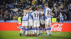 Jugadores de la Real Sociedad celebran el gol de la victoria contra el Espanyol.