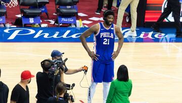 Joel Embiid, pívot de los Sixers, atiende a los medios en la pista del Wells Fargo Arena.